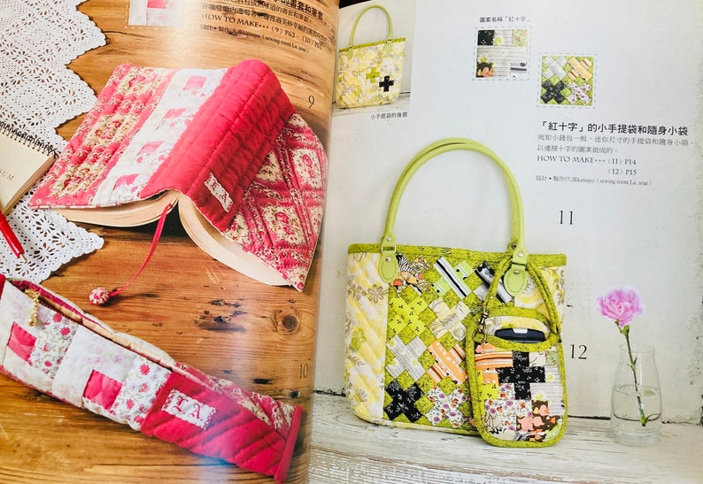 K&ouml;nnte beinhalten: Ein Buchcover, eine Tragetasche und eine kleine Tasche, alle aus Patchwork-Stoff in Gr&uuml;n-, Gelb- und Schwarzt&ouml;nen. Die Tragetasche hat einen gr&uuml;nen Griff und eine kleine Tasche an der Seite. Das Buchcover ist rot und wei&szlig; mit einem Blumenmuster. Der Text im Bild lautet "'Rotes Kreuz' Kleine Tragetasche und Tasche".