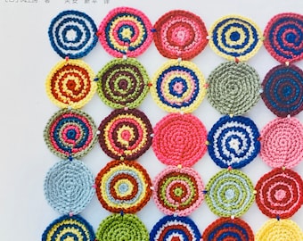 Puede incluir: Una portada de libro con un diseño de crochet colorido de 18 motivos florales circulares en varios colores, incluyendo rojo, rosa, amarillo, verde, azul y blanco. El título del libro es "KAZEKOBO'S FAVORITE "MOTIF" 风工房经典钩针编织花片150" en japonés e inglés.