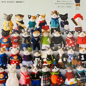 Könnte beinhalten: Eine Sammlung handgefertigter Filz-Katzenfiguren, jede mit einzigartigen Miniatur-Outfits. Die Katzen variieren in Farbe und Design, einige tragen Hüte, Schals und Kostüme. Der japanische Text oben lautet "Wollfilz-Mini-Katzenarmee."