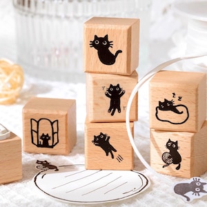 Timbro in gomma di legno con gatto dagli occhi grandi e stravaganti, gatto con filo, timbro in gomma con gatto assonnato, gatto vicino alla finestra, gatto saltellante per diario e biglietto di incisione