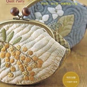 以下が含まれることがあります： 「美しいパッチワークの日常」というタイトルの本で、花柄のキルティングバッグのアップが写っています。この本は日本語で、さまざまなパッチワークのプロジェクトを紹介しています。