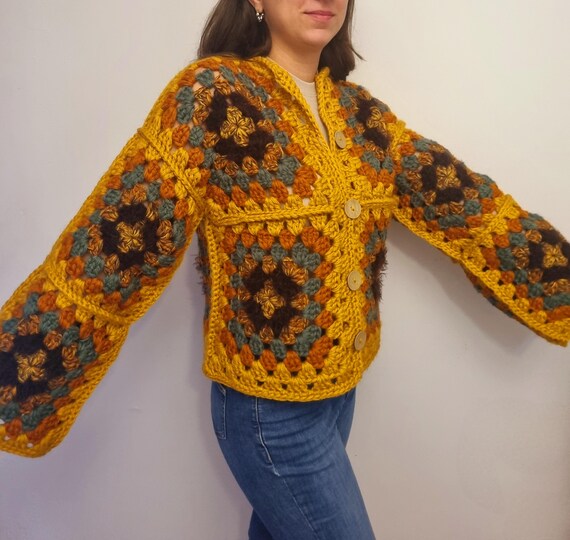 Cardigan in lana all'uncinetto fatto a mano con motivo quadrato