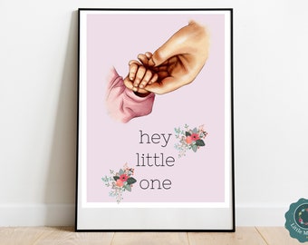 Kinderzimmer Bild zur Geburt " Hey Little One" mit Blumenkränzen in Pastell- und Aquarelloptik. (Rosa, Beide, Blau) Babyzimmer Deko