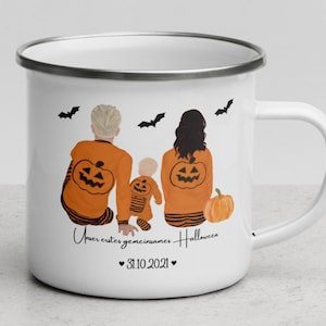 Könnte beinhalten: Weißer Emaillebecher mit schwarzem Rand und Henkel. Der Becher zeigt eine Familienillustration mit Outfits zum Thema Kürbis, Fledermäusen und einem Kürbis. Der Text auf dem Becher lautet "Unser erstes gemeinsames Halloween" und "31.10.2021".