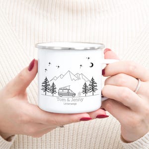 Personalisierte Camper Tasse von Little Mathilda mit rotem Camper in der Frontansicht