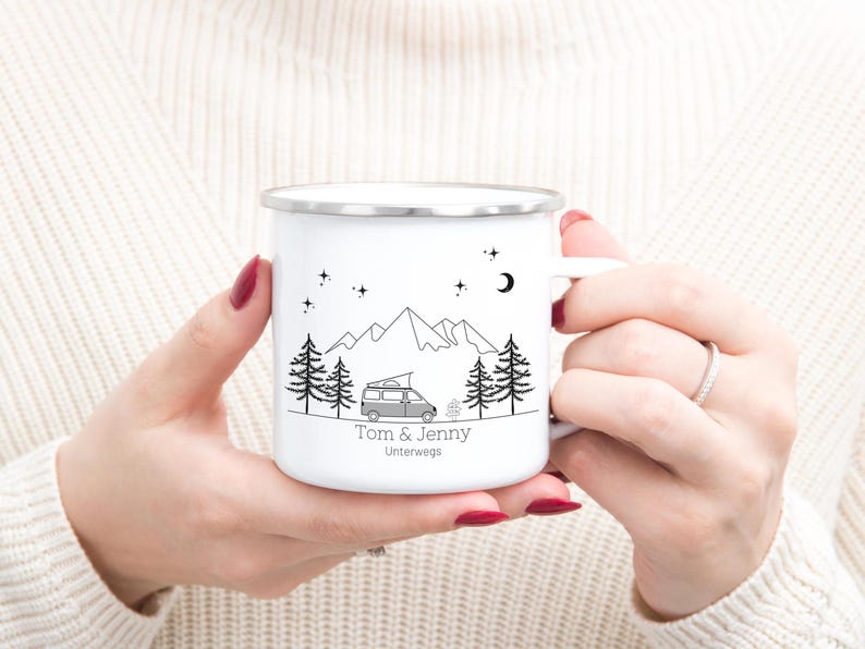 Personalisierte Camper Tasse von Little Mathilda mit rotem Camper in der Frontansicht