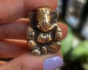 Ganesha-beeldje als decoratie. Klein Ganesh hindoeïstisch godenbeeldje, antiek klein Ganesha-beeldje, sculptuur, beeldje, zakbeeldje. Gelukbrengende Ganesha.