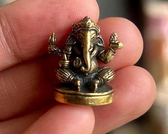 Ganesha-beeldje als decoratie. Klein Ganesh hindoeïstisch godenbeeldje, antiek klein Ganesha-beeldje, sculptuur, beeldje, zakbeeldje. Gelukbrengende Ganesha.
