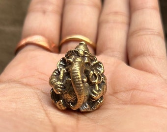 Pequeña estatua de Ganesha de latón en forma de laddu, figura del Señor Ganesha, ídolo de Ganesha para Pooja y templo del hogar, decoración espiritual del hogar.
