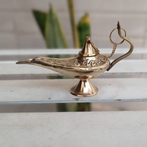 Small Brass Aladdin Lamp Vintage Genie Lamp Replica Decorative Magic Lamp for Gifting Antique Brass Home Decor Fairy Tale Decor