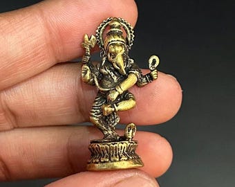 Ganesha-beeldje als decoratie. Klein Ganesh hindoeïstisch godenbeeldje, antiek klein Ganesha-beeldje, sculptuur, beeldje, zakbeeldje. Gelukbrengende Ganesha.