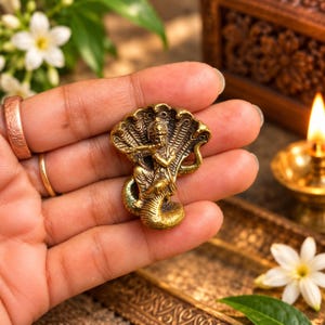 Krishna-Statue aus Messing mit Sheshnag, Krishna unter einem Schlangenbaldachin, spirituelle Dekoration für den Haustempel, Krishna mit Schlange, hinduistische Gottfigur