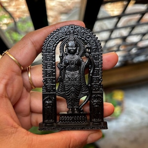 Idol Barana do samochodu Lord Ram Mały idol do deski rozdzielczej samochodu Baby Ram Czarny Ram Ayodhy Ram Murti Ram Lala Mały Ram Replika Statua Ram Ayodhya Ram