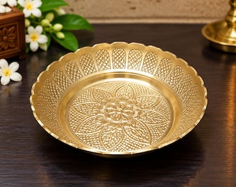 Plato (Thali) de latón puro utilizado especialmente para colocar los diversos artículos de la puja, como la lámpara y los samagari de la puja.