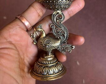 Vintage Gulley Diya In Ottone Con Pavone - Lampada Ad Olio Per Puja E Decorazione Casa - Fatto A Mano - Dimensioni 16x9x20 Cm