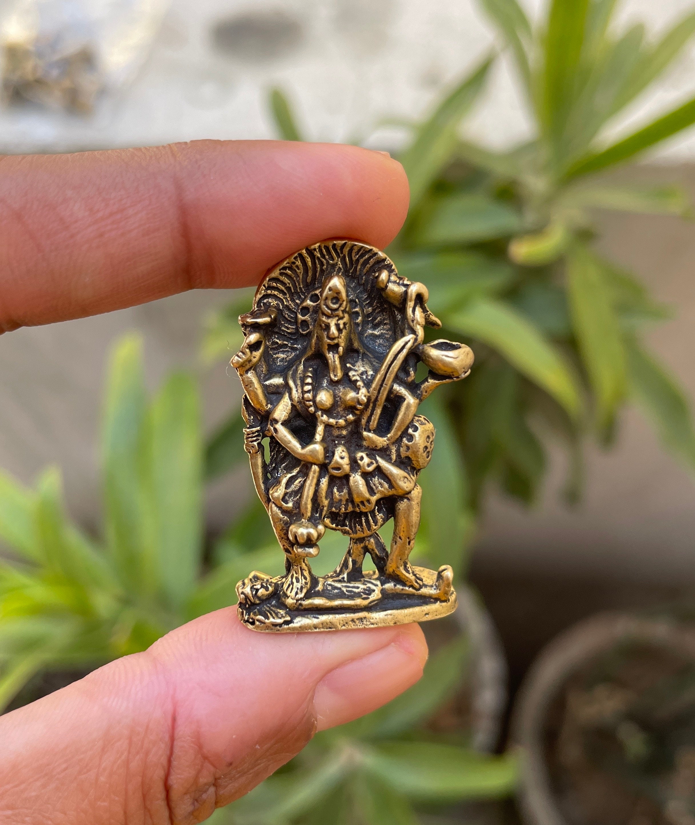 真鍮製のカーリー・マー像：ヒンドゥー教の女神の守護符 - Etsy 日本