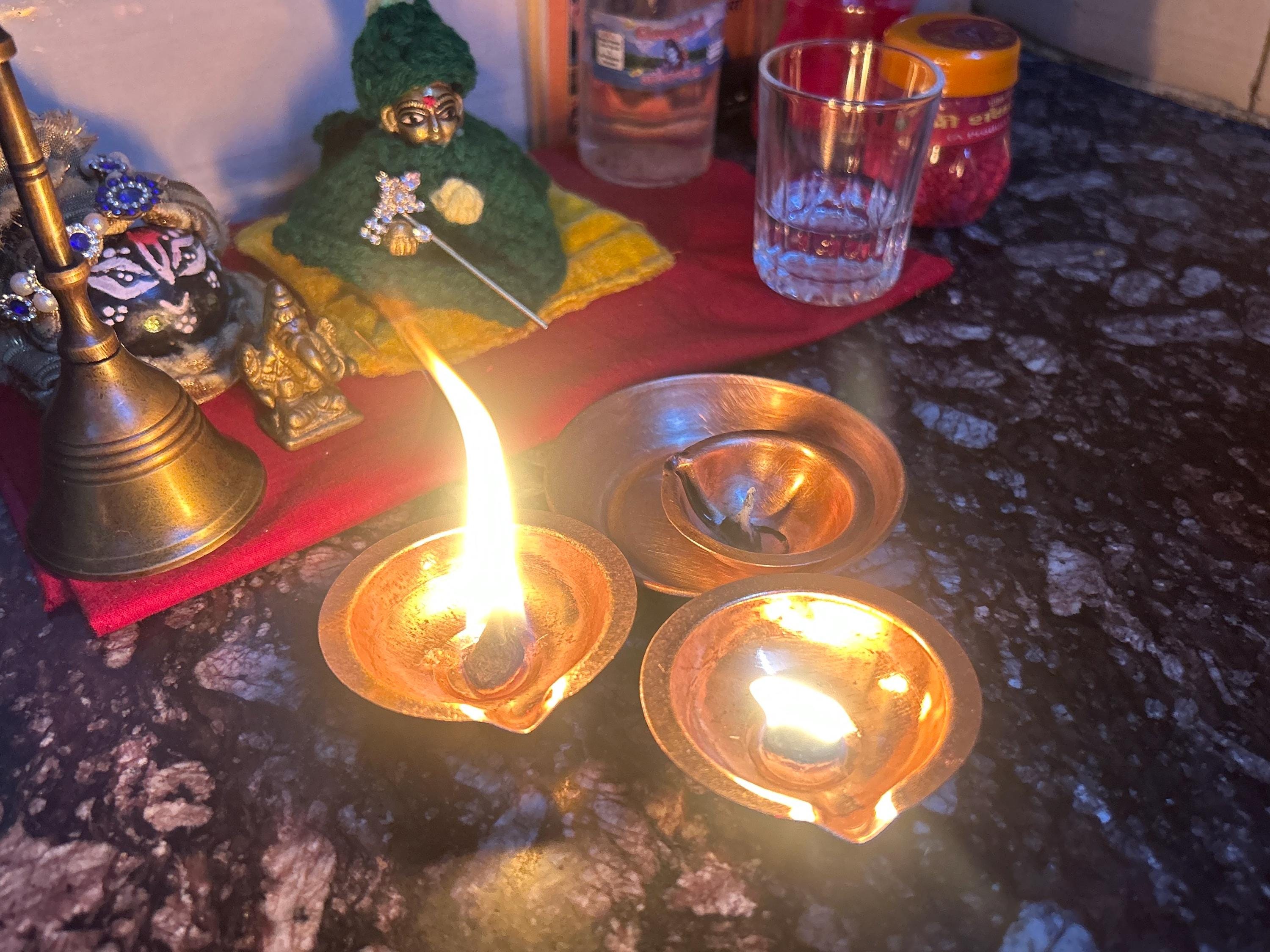 Messing-Kuber-Diya-Lampe Mit 20 Baumwolldochten – Indische Öllampe Für Puja, Heimtempel & Dekoration