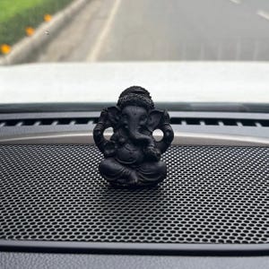 車のダッシュボードのガネーシャの小さな像、ガネーシャのヒンドゥー教