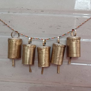 Sinos de vento feitos de ferro, cortados à mão e feitos em cores sortidas, decoração de jardim ao ar livre, sinos de Noé rústicos, 2,5&quot; de ferro, latão, sino de vaca dourado pendurado