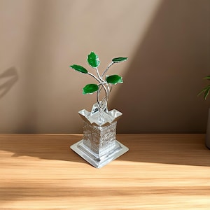 Planta artificial de Tulsi para el hogar o el templo. Artículo de decoración espiritual. Maceta de metal Vastu para Tulsi. Planta de Tulsi plateada con base.