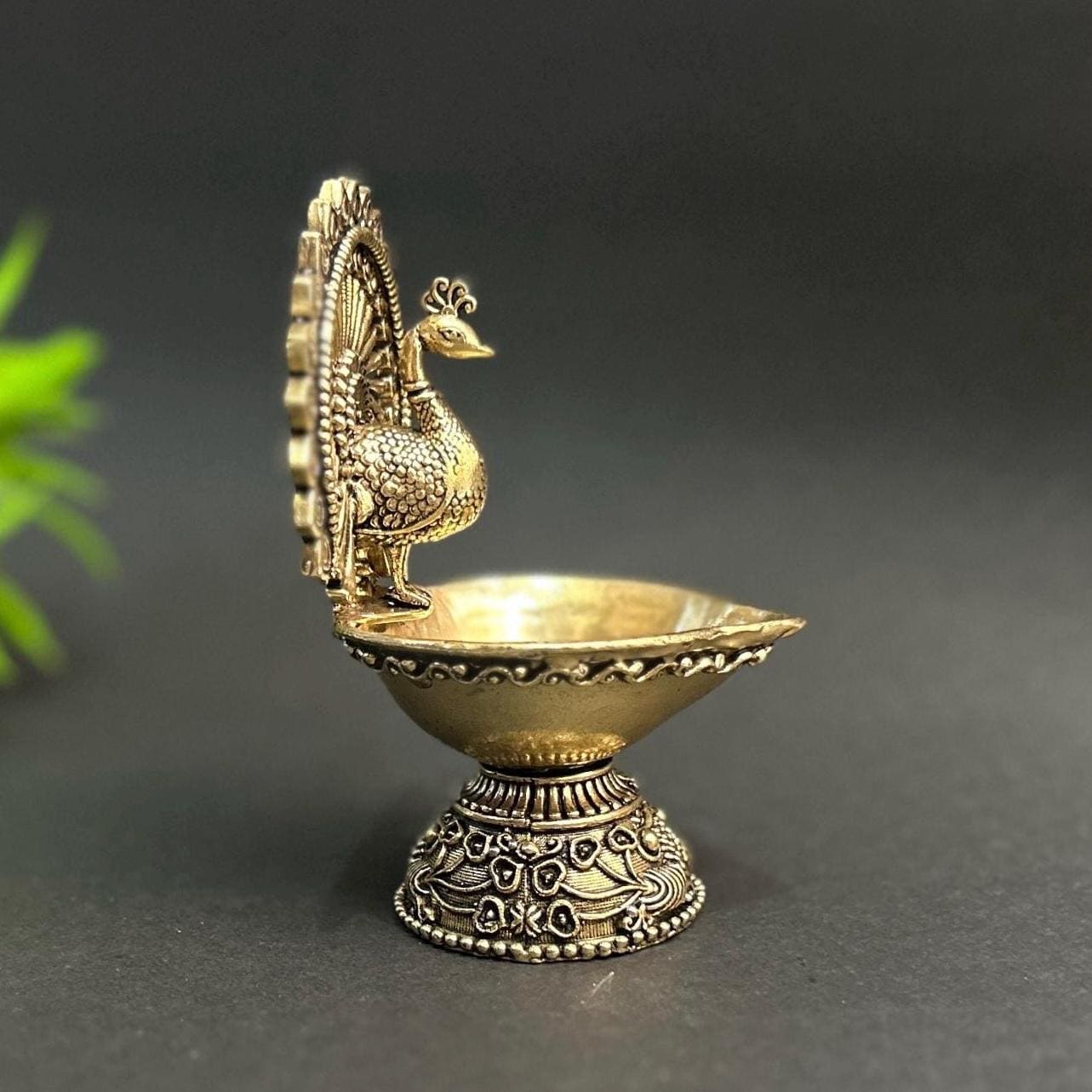 伝統的な真鍮オイルディヤ手作り真鍮ランプ手作りインドディーパック