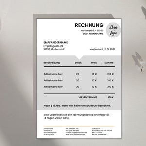 Op de afbeelding: Een zwart-witte factuur met de titel "RECHNUNG" en de tekst "Dein Logo" in een cirkel. De factuur vermeldt drie artikelen met de beschrijving "Artikelname hier", een hoeveelheid van 20, een prijs van 10 € en een som van 200 €. Het totaalbedrag is 600 €.