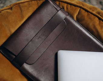 Handgefertigte Ledertasche für Macbook: Personalisierte Laptop Tasche