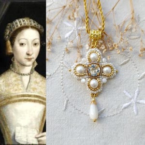 Può includere: Una collana con pendente a croce dorata con una gemma trasparente centrale, circondata da perle bianche e perline dorate. La collana ha una catena dorata e un pendente bianco a forma di goccia. L'immagine presenta anche un ritratto di una donna in abito storico.