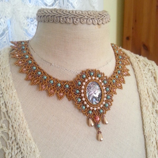 Collier "Lady" Victorien inspiration - Camée en nacre - perles de rocaille bronze/turquoise