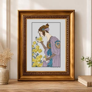 Peut inclure: Une impression d'art encadrée représentant une illustration stylisée d'une personne en robe lavande avec des accents bleus, sentant un bouquet de roses jaunes. L'œuvre inclut le texte "MELA KOEHLER 1885-1960" en bas, dans un cadre doré.