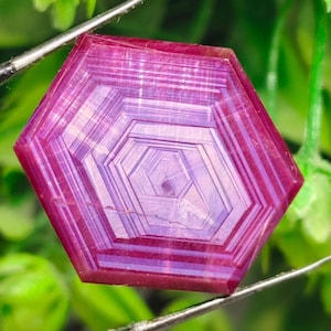 Peut inclure: Une tasse en céramique blanche avec une anse noire et le texte "But First, Coffee" en noir gras. La tasse est posée sur une surface blanche. La tasse mesure environ 10 cm de haut.