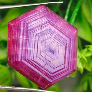 Pierre précieuse rubis étoilé trapiche : pierre hexagonale pour la fabrication de bijoux (25 x 27 x 4 mm, 30 carats