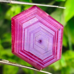 Peut inclure: Ensemble de trois mugs en céramique avec une finition mate et mouchetée. Les tasses sont de couleur crème, gris clair et gris foncé. Chaque mug a un design minimaliste et une anse arrondie.