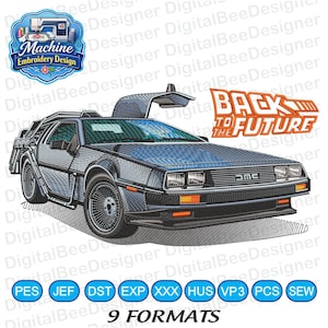 以下が含まれることがあります： オレンジ色の「バック・トゥ・ザ・フューチャー」の文字が入ったデロリアンカーの刺繍デザイン。デザインには「Machine Embroidery Design」の文字が含まれており、9つのフォーマットで利用できます。