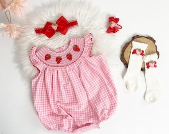 Geburtstags-Erdbeer-Strampler-Bubble, gesmokter Strampler, Beere erster Geburtstag, süßer Strampler, Erdbeer-Thema, rosa Gingham, Sommer-Outfit