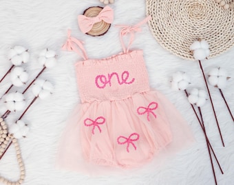Valentijn bubble romper met hartstrik, met de hand geborduurde romper, 1e verjaardag romper, gepersonaliseerde romper babymeisje, outfit smash cake