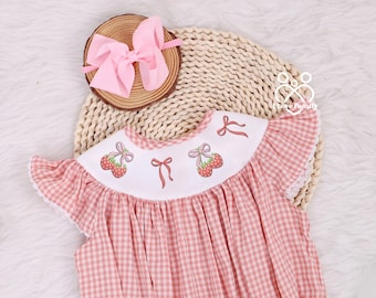 Geburtstags-Erdbeer-Strampler-Bubble, gesmokter Strampler, Beere erster Geburtstag, süßer Strampler, Erdbeer-Thema, rosa Gingham, Sommer-Outfit