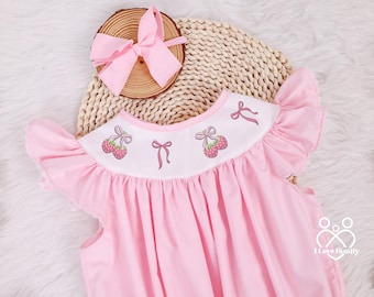 Geburtstags-Erdbeer-Strampler-Bubble, gesmokter Strampler, Beere erster Geburtstag, süßer Strampler, Erdbeer-Thema, rosa Gingham, Sommer-Outfit