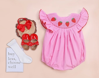 Geburtstags-Erdbeer-Strampler-Bubble, gesmokter Strampler, Beere erster Geburtstag, süßer Strampler, Erdbeer-Thema, rosa Gingham, Sommer-Outfit