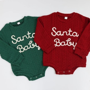 Cadeau premier anniversaire de bébé, pull prénom bébé brodé à la main, pull père Noël brodé main pour bébé, cadeau de shower de nouveau-né