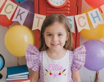 Zurück zur Schule Bleistift Kleid Monogramm Bleistift Bogen Kleid Erster Tag der Schule Outfit Gingham Schulkleid Vorschulkleid, Kindergarten Pre K