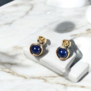 Pierre de naissance de septembre/ Puces d'oreilles saphir/ Or 14 carats/ Argent sterling/ Boucles d'oreilles avec pierres précieuses enveloppées de fil/ Cadeau