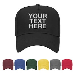Può includere: Un cappello da camionista nero con un design ricamato bianco che dice "YOUR TEXT HERE". Il cappello è mostrato in 10 colori diversi: nero, granata, blu navy, verde, giallo, grigio, rosso, bianco, rosa e azzurro.