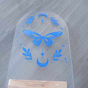 Pequeño soporte decorado con posibilidad de escribir el nombre