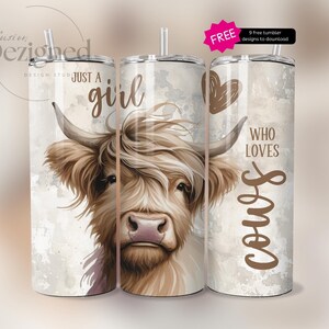 K&ouml;nnte beinhalten: Zwei Edelstahlbecher mit einem Design einer Highland-Kuh. Der Becher links sagt "Just a girl" und der Becher rechts sagt "Who loves cows".