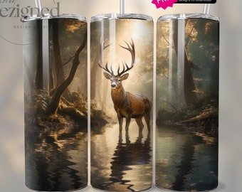 Op de afbeelding: Een sublimatieontwerp met een hert dat in een mistig bos staat met een reflectie in het water. Het ontwerp is perfect voor een tumbler of andere sublimatieprojecten.