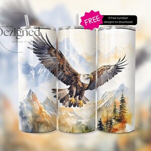 Peut inclure: Trois gobelets en acier inoxydable avec un motif aquarelle d'un aigle à tête blanche planant au-dessus d'une chaîne de montagnes. Les gobelets ont un fond blanc et un couvercle argenté avec une paille. Le texte "FREE" et "9 free tumbler designs to download" sont également visibles.