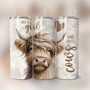 K&ouml;nnte beinhalten: Drei Edelstahlbecher mit wei&szlig;em Hintergrund und einer braunen Highland-Kuh-Illustration. Der Text "Just a girl who loves cows" ist auf den Bechern aufgedruckt.