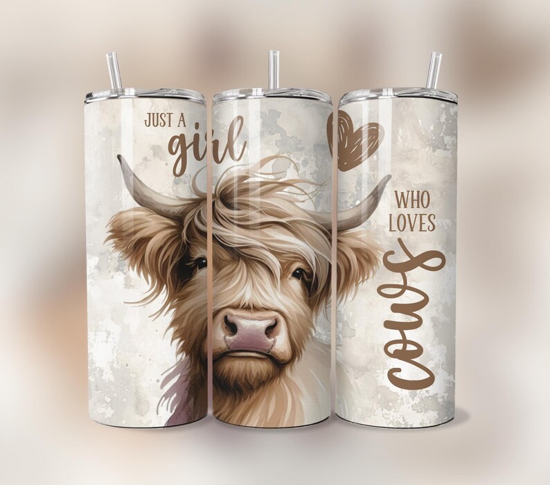 K&ouml;nnte beinhalten: Drei Edelstahlbecher mit wei&szlig;em Hintergrund und einer braunen Highland-Kuh-Illustration. Der Text "Just a girl who loves cows" ist auf den Bechern aufgedruckt.
