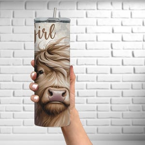 K&ouml;nnte beinhalten: Ein Edelstahlbecher mit einer Illustration einer braunen und wei&szlig;en Highland-Kuh und dem Text "A girl" auf der Seite.